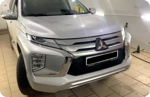Передняя часть автомобиля под защитной бронеплёнкой