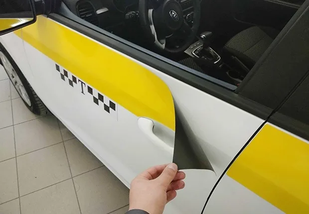 Процесс оклейки автомобиля под такси, фотография 3